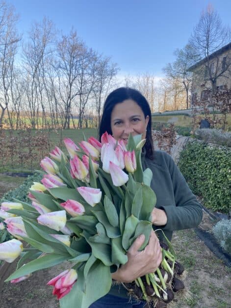 Rosanna con mazzo di tulipani in un prato