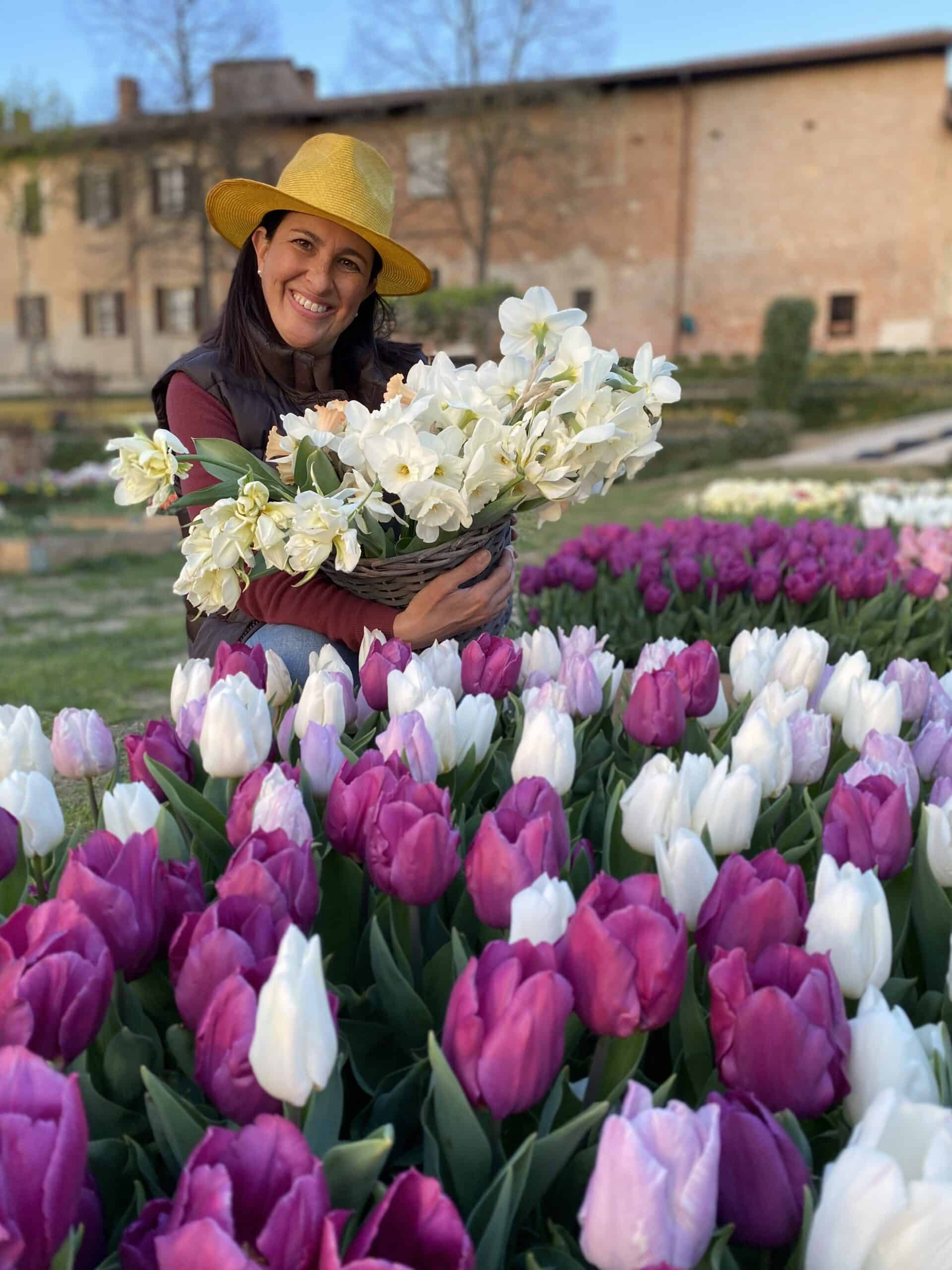 Rosanna il giardino di famiglia con tulipani e cappello