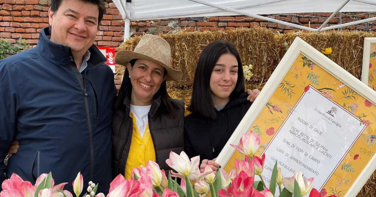 primo piano quadro fiori e famiglia