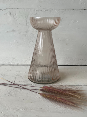 
Vaso grande rosa trasparente per bulbi, con base larga che si restringe verso l'alto. La parte superiore è svasata e presenta scanalature verticali su tutta la superficie.