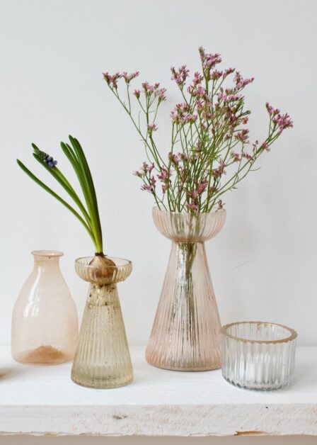 grande e piccolo vaso rosa a righe per bulbi e mazzi di fiori