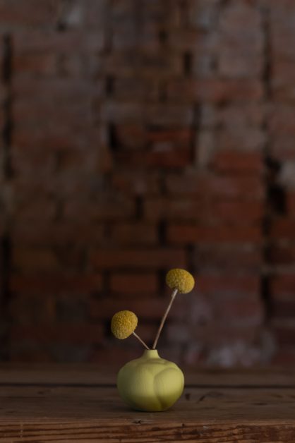Vaso giallo a forma di bocciolo